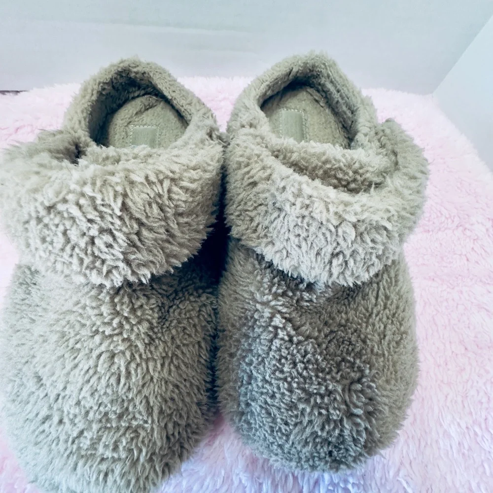 Crocs Classic Cozzzy‎ Slippers Sherpa Comfort Warm Solid Gray Sz 5 Unisex Junior